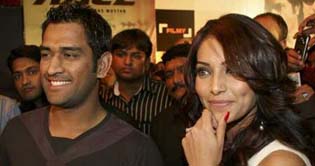 Bipasha to feature in a new commercial with Dhoni